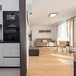 Modern With Whirlpool & Few Steps Away From The - Borik, Apartmán Zadar