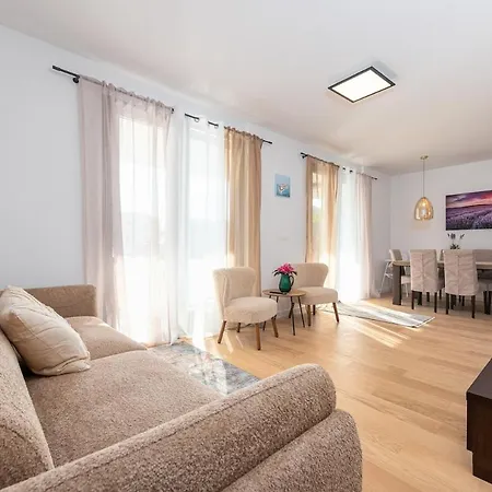 Modern With Whirlpool & Few Steps Away From The - Borik, Apartmán Zadar