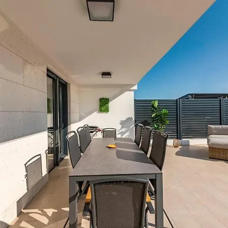 Modern With Whirlpool & Few Steps Away From The - Borik, Zadar