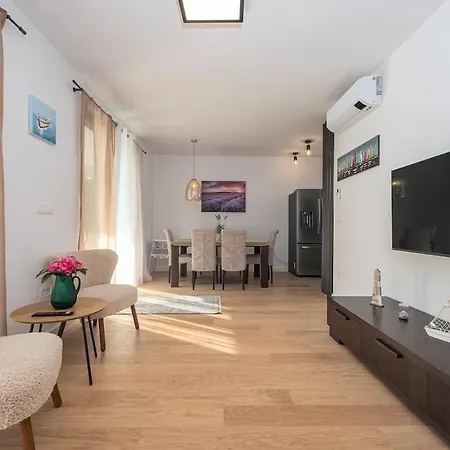 Modern With Whirlpool & Few Steps Away From The - Borik, * Zadar