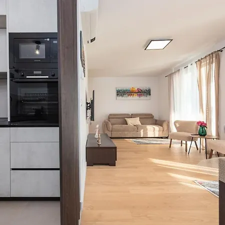 Modern With Whirlpool & Few Steps Away From The - Borik, Apartment Zadar