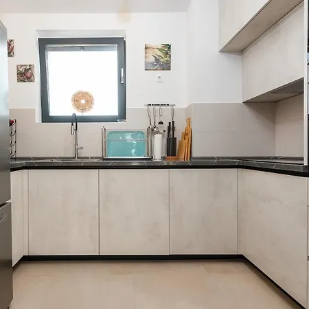 Modern With Whirlpool & Few Steps Away From The - Borik, Apartment *