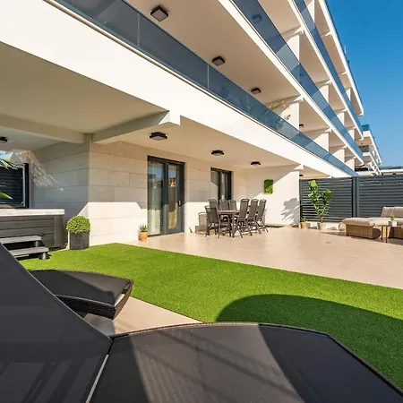 Modern With Whirlpool & Few Steps Away From The - Borik, Daire Zadar